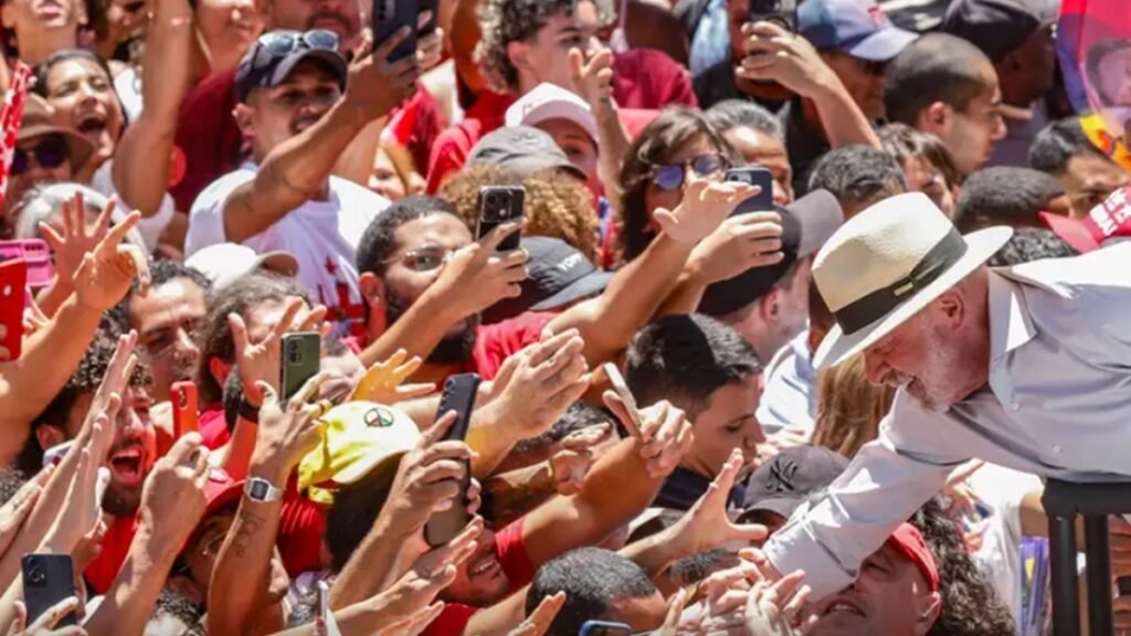 Lula da Silva é recebido por militares durante campanha política realizada na cidade de Ceilândia, no Distrito Federal/Bruno Peres/Agência Brasil