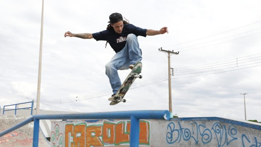 Skatista faz manobras na pista que for reformada do Skatepark do Paranoá, que incentiva a prática esportiva/Matheus Borges/ Agência Brasília
