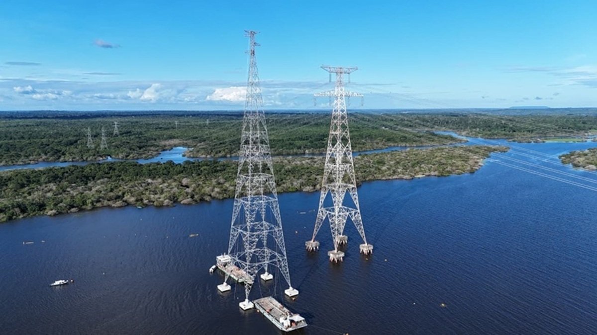 Torre de transmissão energia elétrica Rio Trombetas Amazônia Misto Brasil