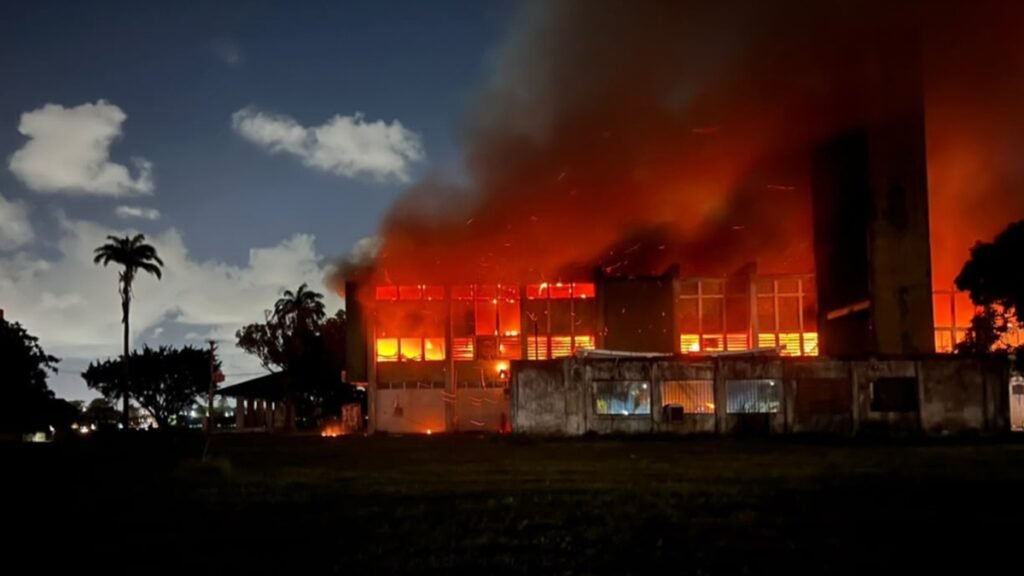 Incêndio atinge prédio da UFPE e afeta pesquisas no Recife