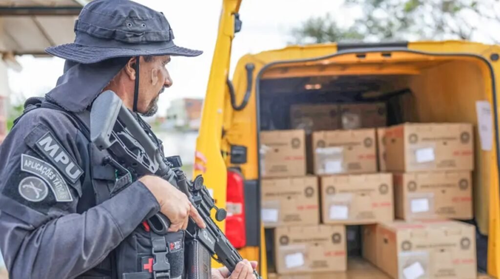 Segurança reforçada no transporte das urnas eletrônicas que serão usadas neste domingo por 158 milhões de eleitores/Joédson Alves/Agência Brasil