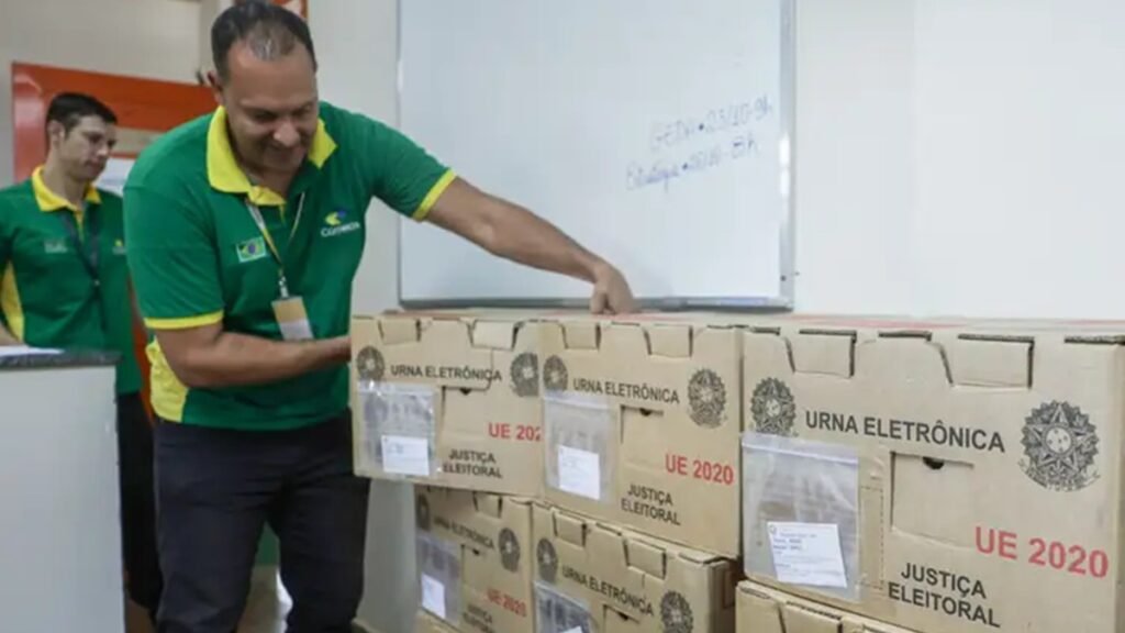 Urnas eletrônicas são distribuídas para o segundo turno em uma escola na Estrutural, no Distrito Federal/Joédson Alves/Agência Brasil