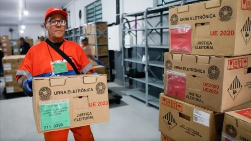Distribuição das urnas eletrônicas aos locais de votação a partir do Polo Eleitoral do Jardim Botânico, no Rio de Janeiro/Fernando Frazão/Agência Brasil