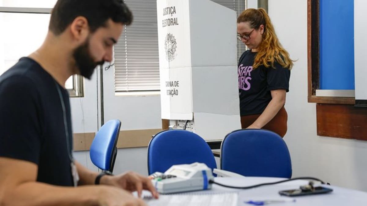 Votação eleições eleitor urna eletrônica Misto Brasil